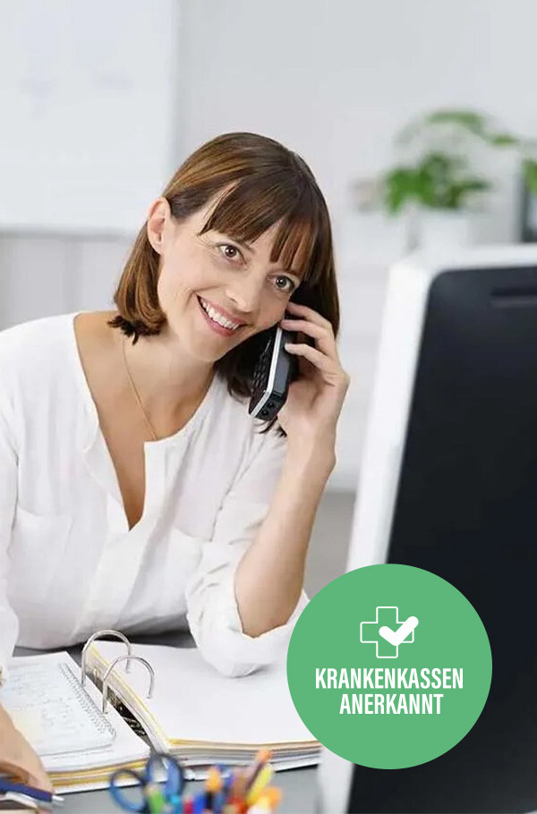 Friendly woman on the phone in the office, next to her a sign with the inscription 'Krankenkassen anerkannt' (health insurance recognized) for private Spitex services.