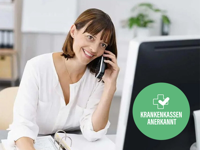 Friendly woman on the phone in the office, next to her a sign with the inscription 'Krankenkassen anerkannt' for private Spitex services.