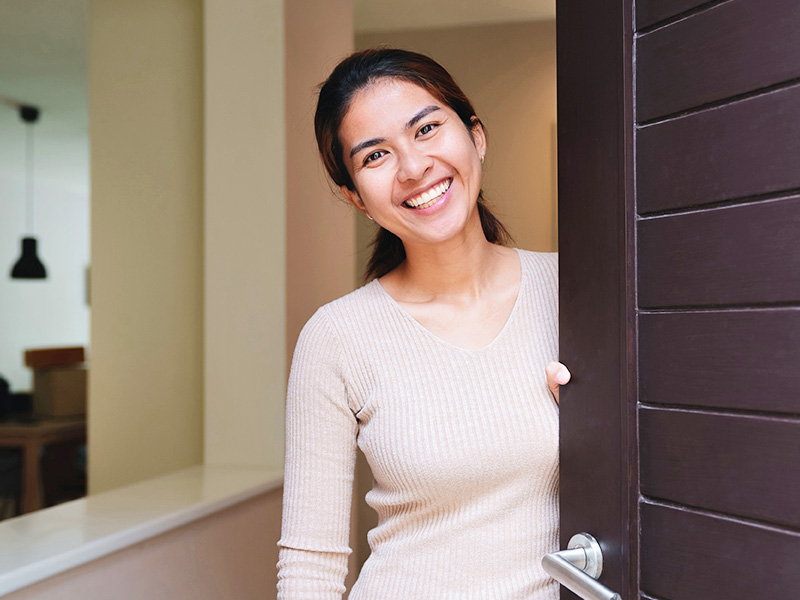 Woman welcomes viewers into the apartment